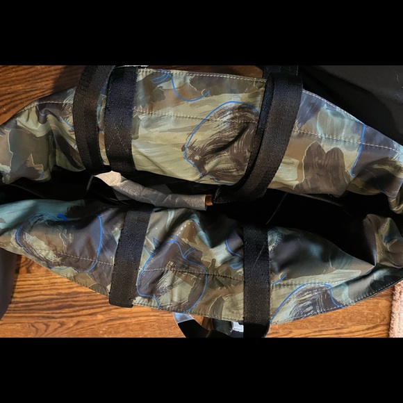 NWT Coach XL Leather trim camo lined tote 6 set—-price drop for today only - Picture 3 of 16